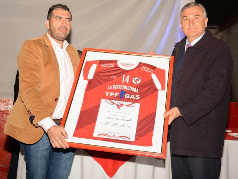 morales-recibiendo-el-presente-por-parte-del-presidente-de-sportivo-rivadavia-de-el-carmen_27854