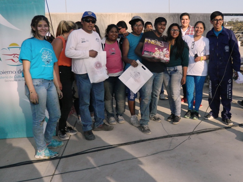 Estudiantes del Polivalente de Arte recibiendo su premio.jpg