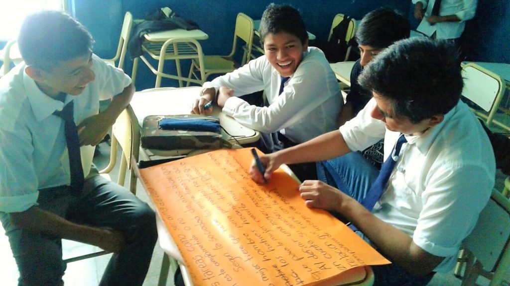 Estudiantes de 4to año de la EET 2 durante el taller