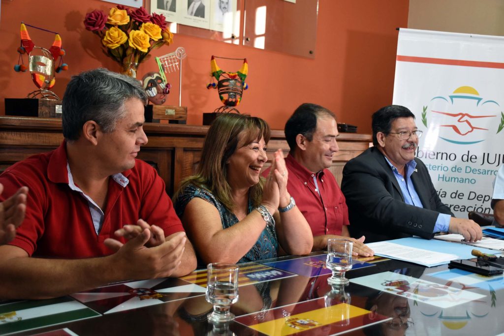 Los Ministros Ada Galfré y Carlos Oehler junto a las autoridades de la Sociedad Española