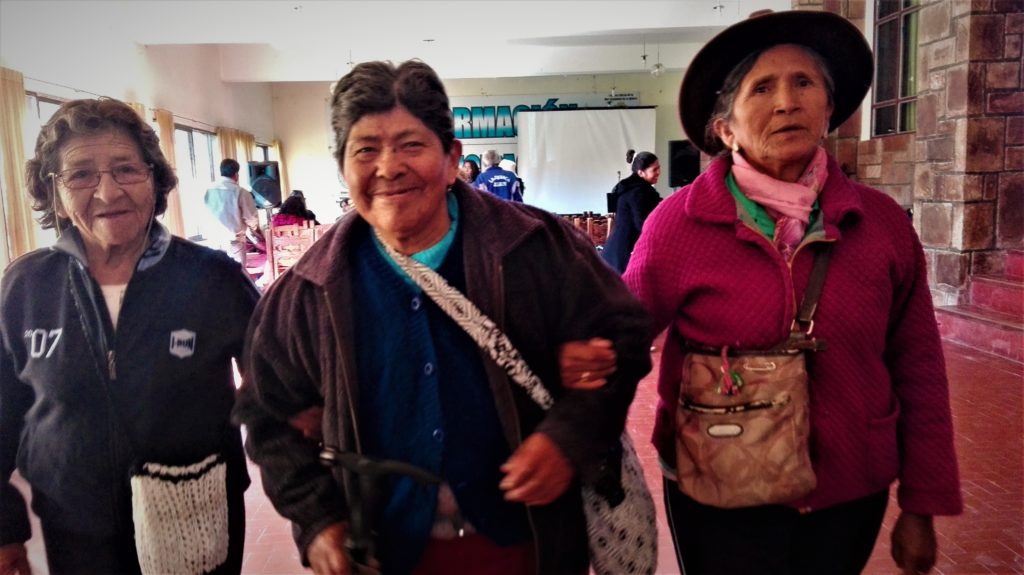 En el medio, Simona Martínez Salazar de La Quiaca junto a sus compañeras que participan en Bien Activos