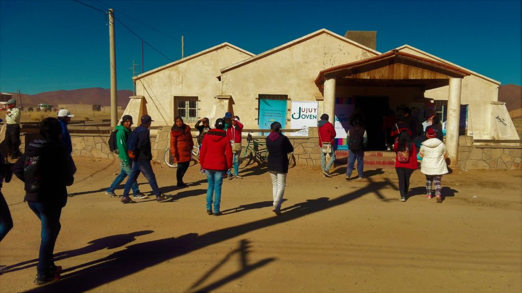 Jóvenes ingresando a la Casa del Futuro de Abra Pampa