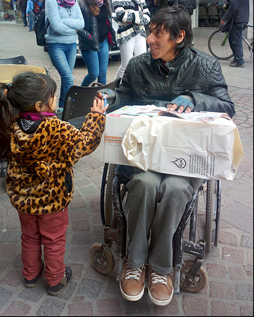 Niña-entregando-escarapela-en-la-peatonal