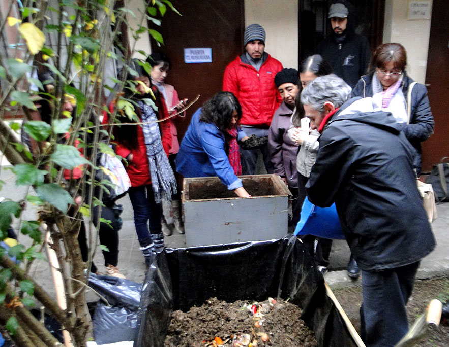 Uno-de-los-objetivos-del-taller-es-reforzar-el-reclicado-de-materiales-que-se-encuentran-en-el-hogar