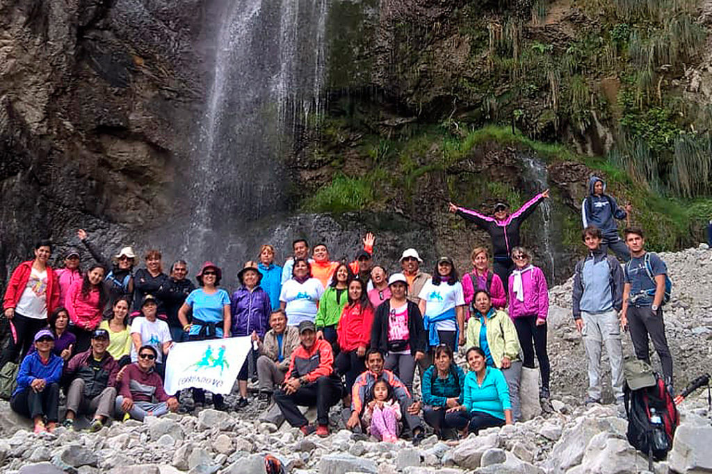 grupo-en-cascada-de-Bárcena