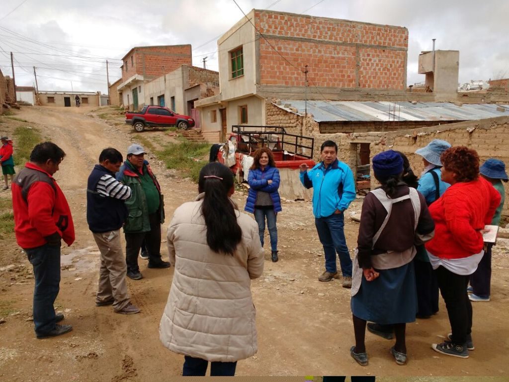 Funcionarios provinciales y municipales durante el recorrido de los barrios afectados por el temporal en La Quiaca