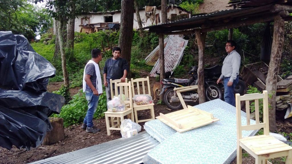 Se asistió con mobiliarios de primera necesidad y otros elementos a la familia afectada por el deslizamiento de cerros en el paraje de Jaire