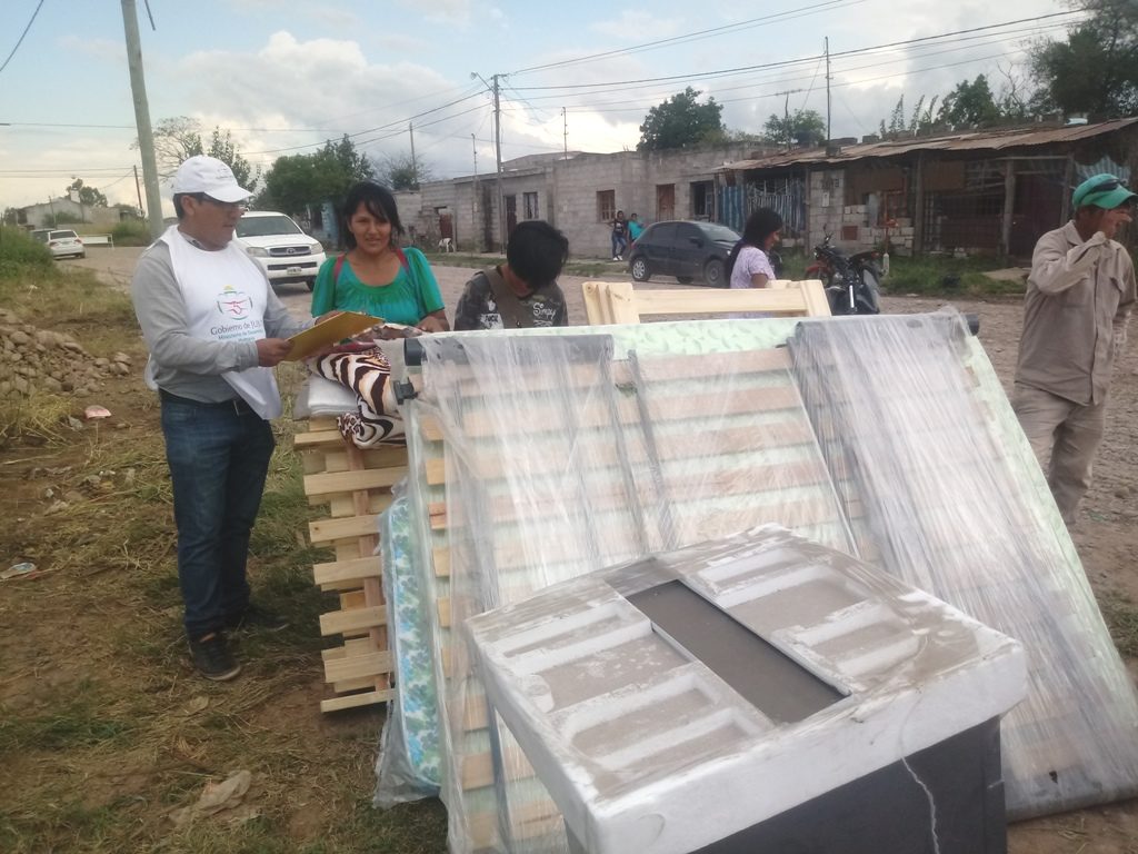 Las familias del barrio Antártida Argentina damnificadas por las lluvias recibieron mobiliario de primera necesidad