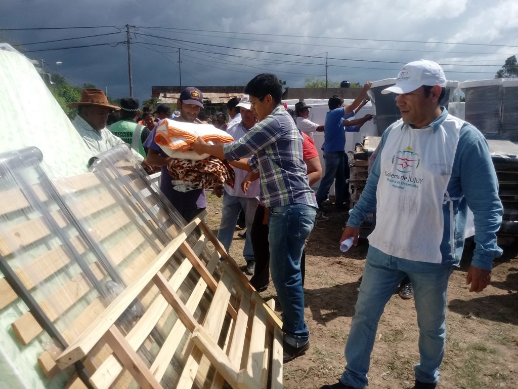 Se asistió a familias del barrio Antártida Argentina de Palpalá con mibiliario de primera necesidad