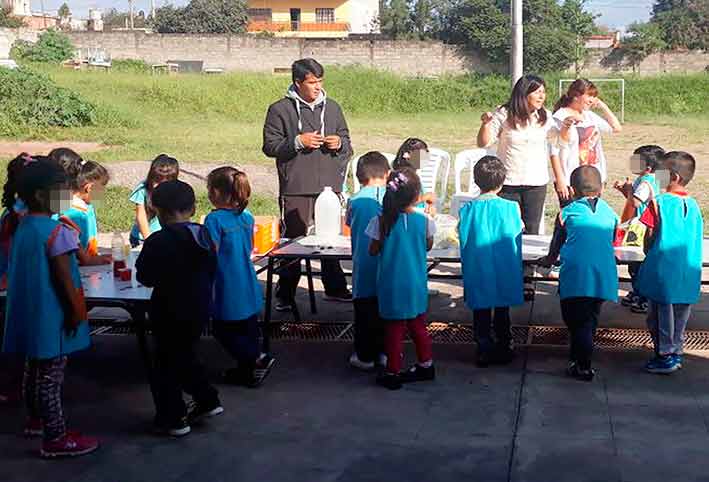 Alumnas-y-alumnos-en-el-taller-de-huertas-aprendieron-sobre-la-importancia-de-la-alimentación-saludable